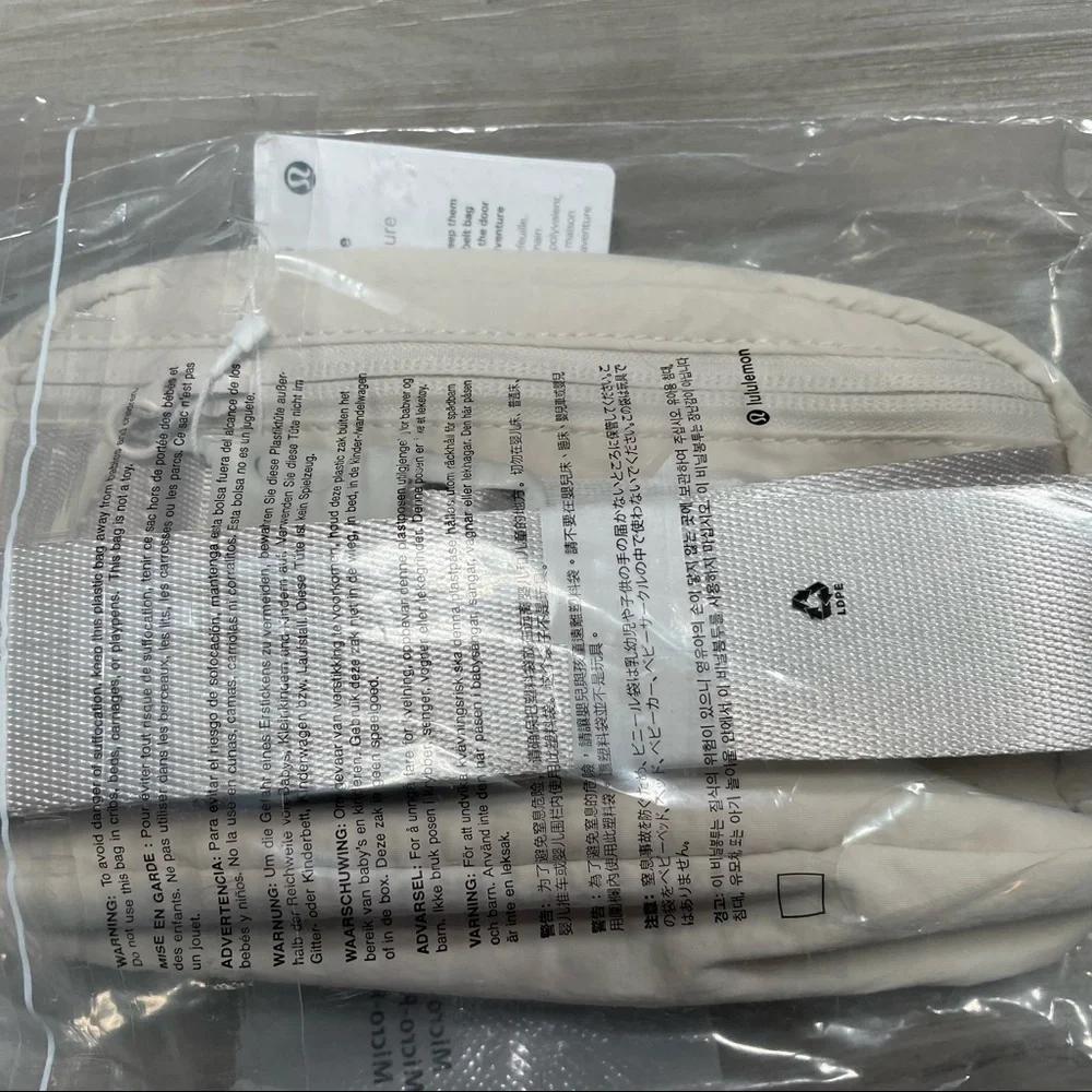 Lululemon Everywhere Belt Bag NWT - Picture 9 of 10